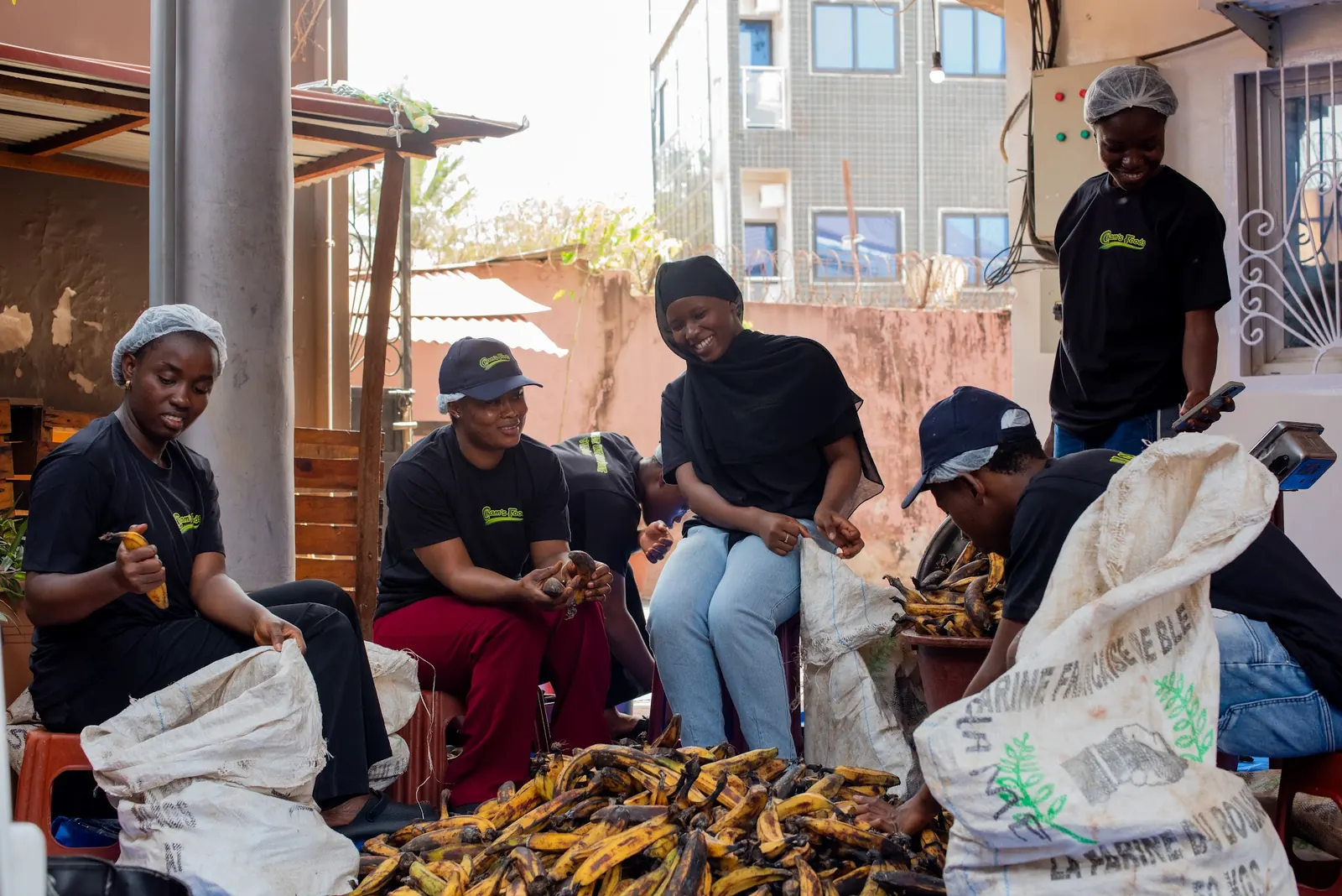 Épluchage des plantains en équipe