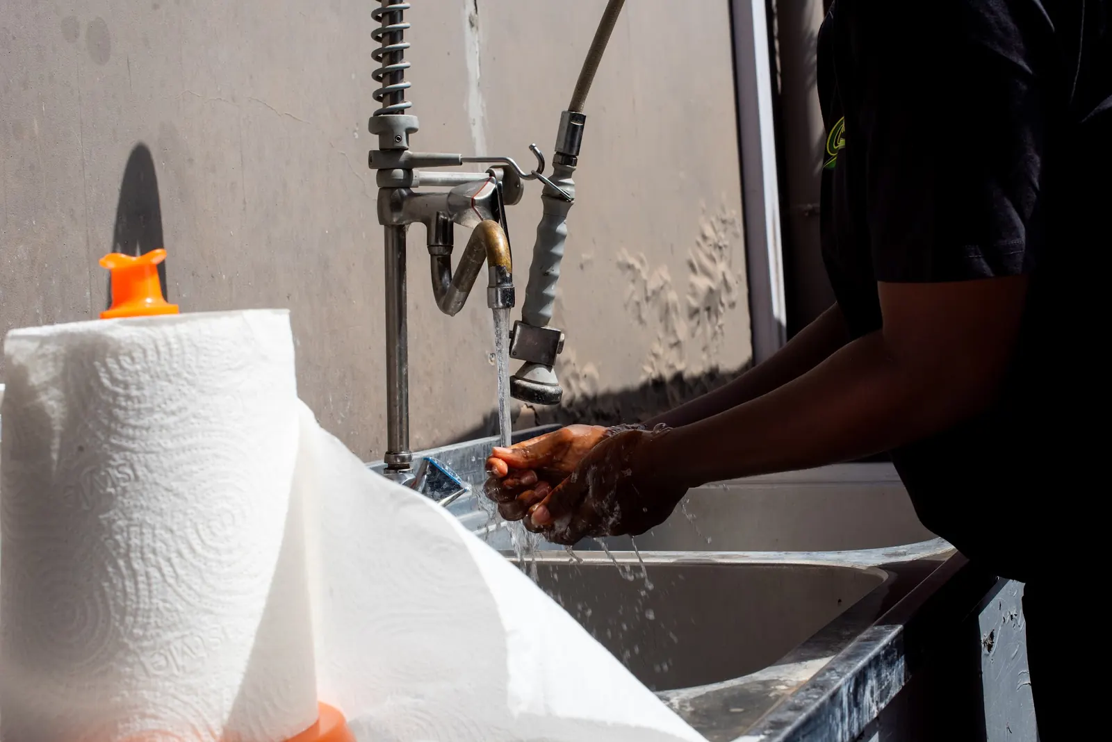 Lavage des mains au poste d'hygiène