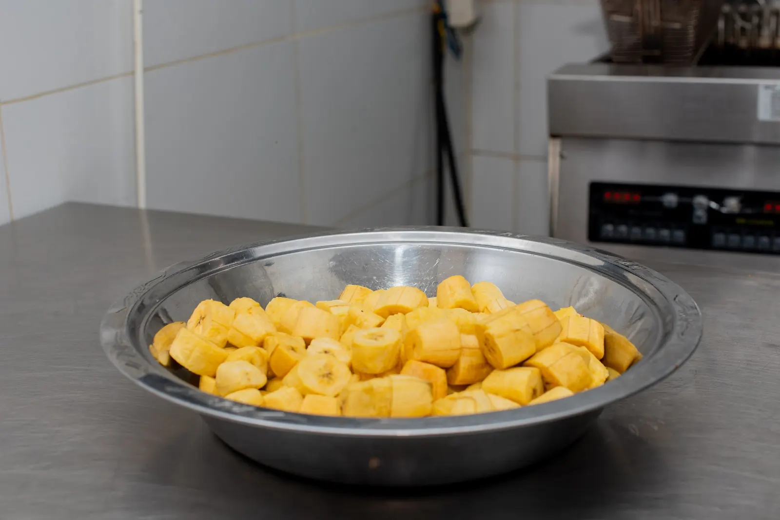 Plantains coupés en cubes dans un grand bol inox