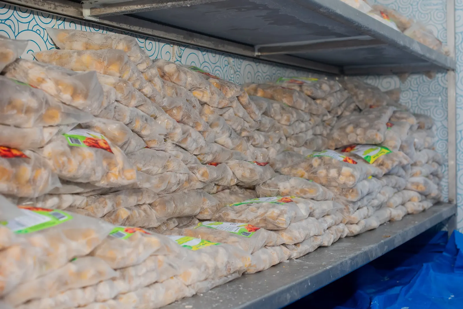 Sachets d'alloco stockés en chambre froide